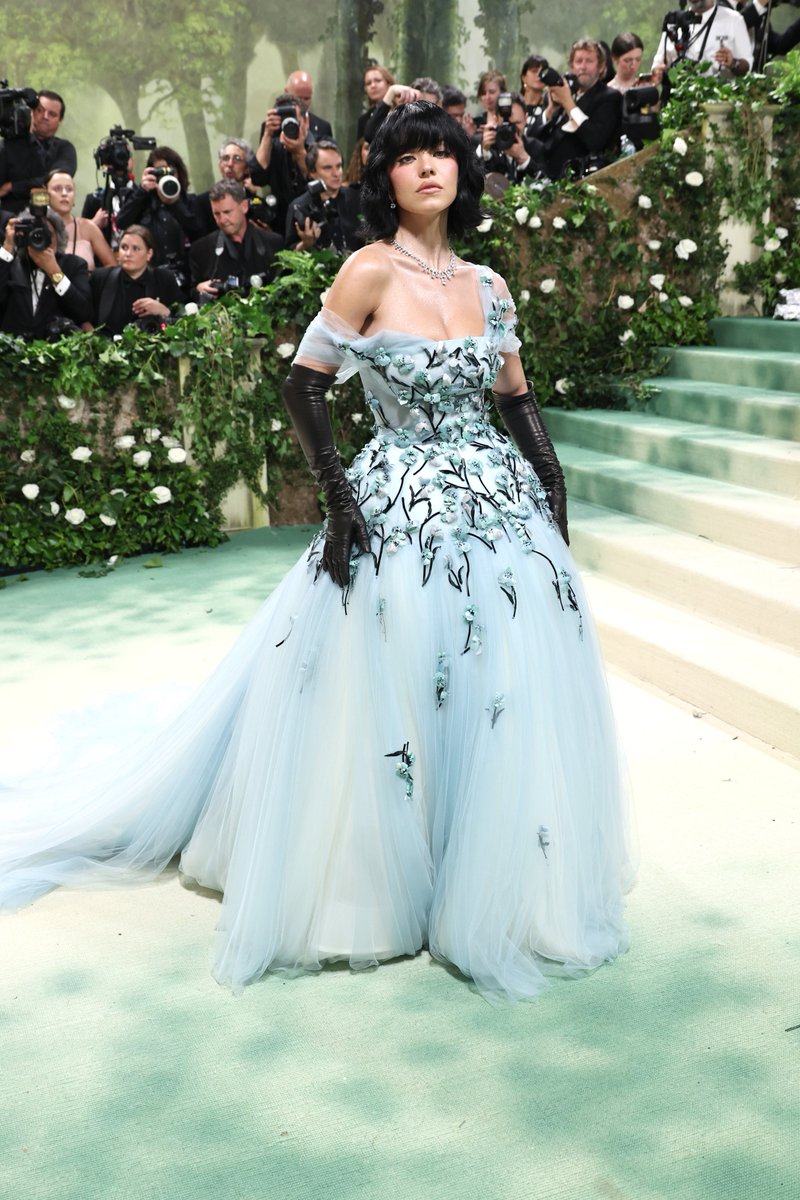 Sydney Sweeney is unrecognizable as a brunette at the #MetGala.