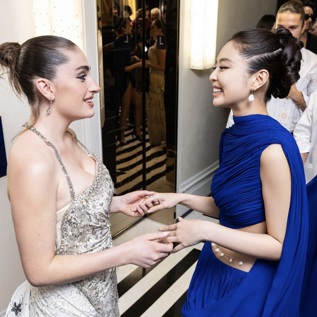jnsource's tweet photo. jennie with rachel sennott https://t.co/uCZmEDMlqN
