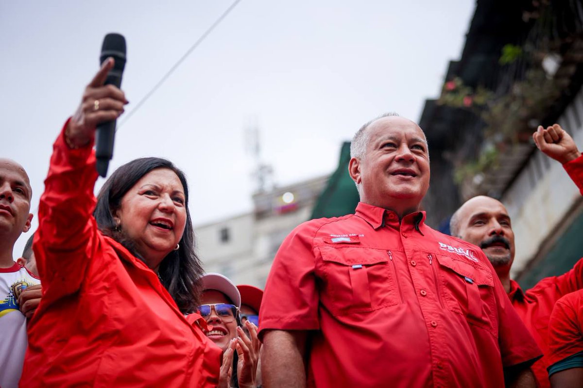 Las calles de coche se vistieron de pueblo, junto a nuestro Capitán Diosdado Cabello le decimos a la falsa oposición que mas nunca volverán a gobernar la patria que nos dejó nuestro libertador Simón Bolívar y el Comandante Chávez. @dcabellor @ConElMazoDando #ConMaduroMásEzperanza