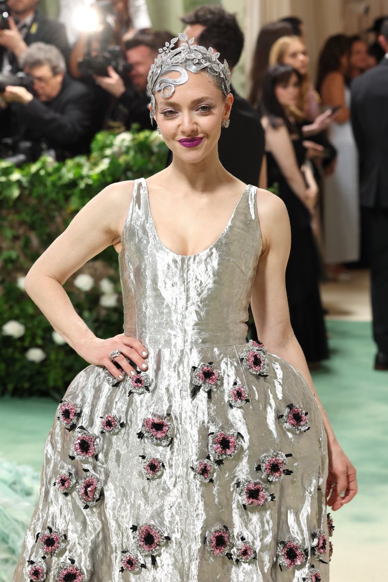 #AmandaSeyfried looks beautiful in silver at the #MetGala 🩶 @iHeartRadio