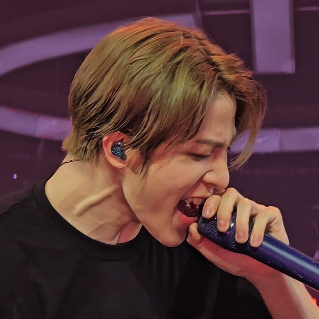 junghwan’s live vocals needs more appreciation. do you see those veins in his neck during run’s high note?? he’s singing live and his high note was perfect 🙌🏻