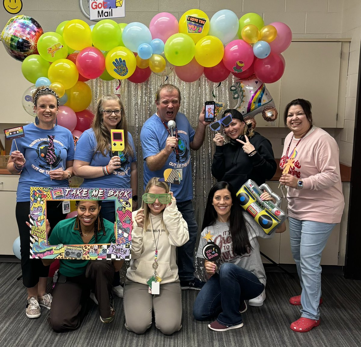 RobertsRdES's tweet image. 📻🎤💥 We enjoyed kicking off our 90’s themed Teacher Appreciation week with “Ice Ice Baby”….Bahama Bucks Snow Cones! 🍧

Today was also dress like your students for teachers! We are excited to continue celebrating our wonderful staff all week! 
#rreisoutofthisworld