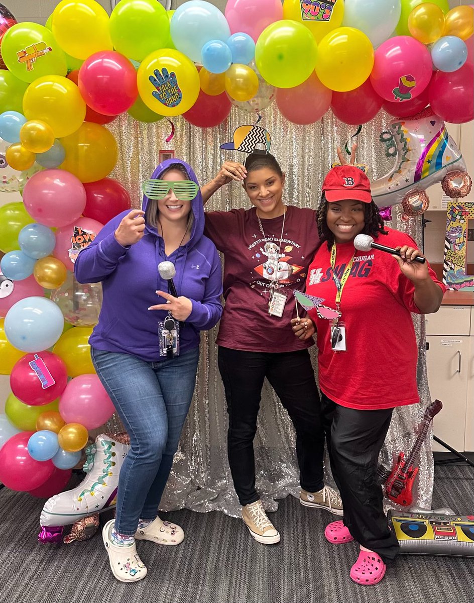 RobertsRdES's tweet image. 📻🎤💥 We enjoyed kicking off our 90’s themed Teacher Appreciation week with “Ice Ice Baby”….Bahama Bucks Snow Cones! 🍧

Today was also dress like your students for teachers! We are excited to continue celebrating our wonderful staff all week! 
#rreisoutofthisworld