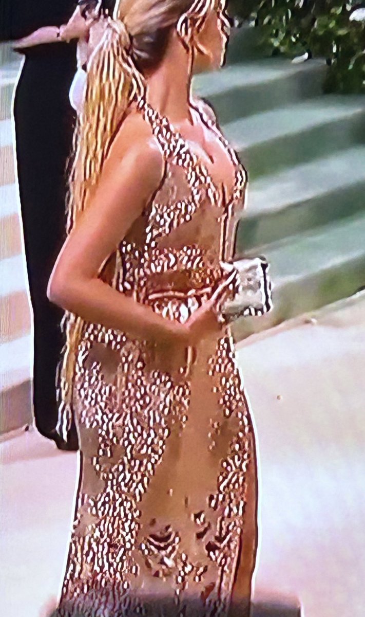 bourbonnava's tweet image. E a Camila Cabello que levou um bloco de gelo de verdade como bolsa para o #MetGala2024 #MetGala 

Recife sempre sendo a vanguarda do mundo. E #Neif fazendo escola @BregaBregoso