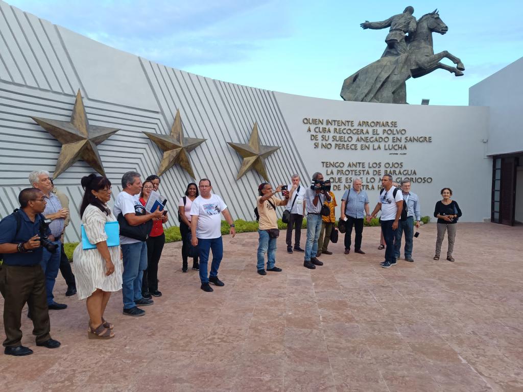 Riden tributo al Mayor general Antonio Maceo en la plaza de su propio nombre en #SantiagoCapitalDeLaPaz

#CubaPorLaPaz 🕊️🇨🇺