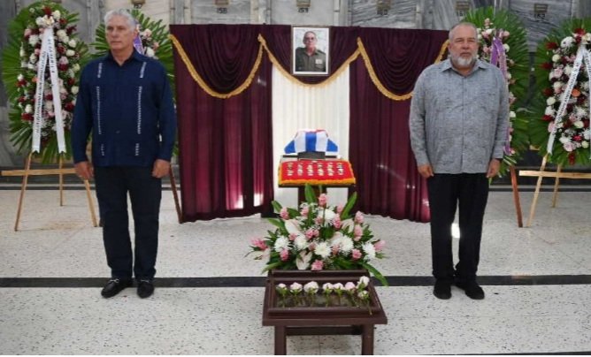 El Primer Secretario del Comité Central del Partido Comunista de Cuba y Presidente de la República, rindió tributo este 6 de mayo al General de División de la Reserva Leonardo Andollo Valdés, fallecido el pasado 3 de mayo. #Cuba #EstaEsLaRevolución #HolguínSi