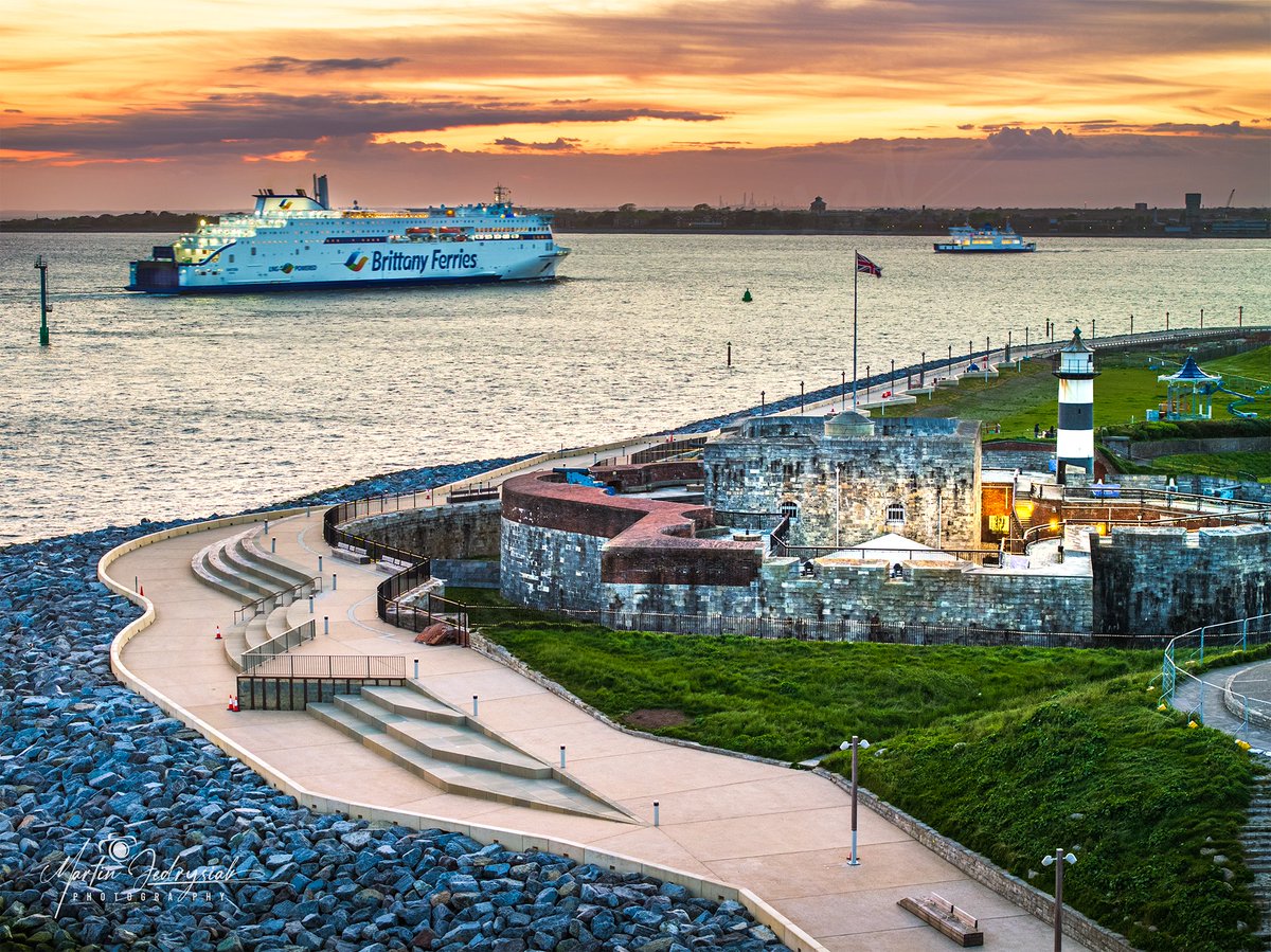 It looks like everything is finished and now it's waiting for the opening :) and more or less soon we will be able to admire the sunsets here :) #portsmouth #pompey  #brittanyferries