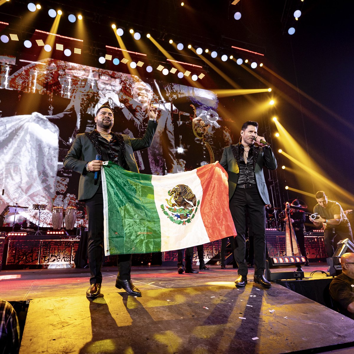 BANDA_MS's tweet photo. Orgullosos de ser mexicanos 🇲🇽 15 DE SEPTIEMBRE - ZÓCALO, CDMX🔥 ¿Listos para dar el grito? https://t.co/TGpjvRWg3Y