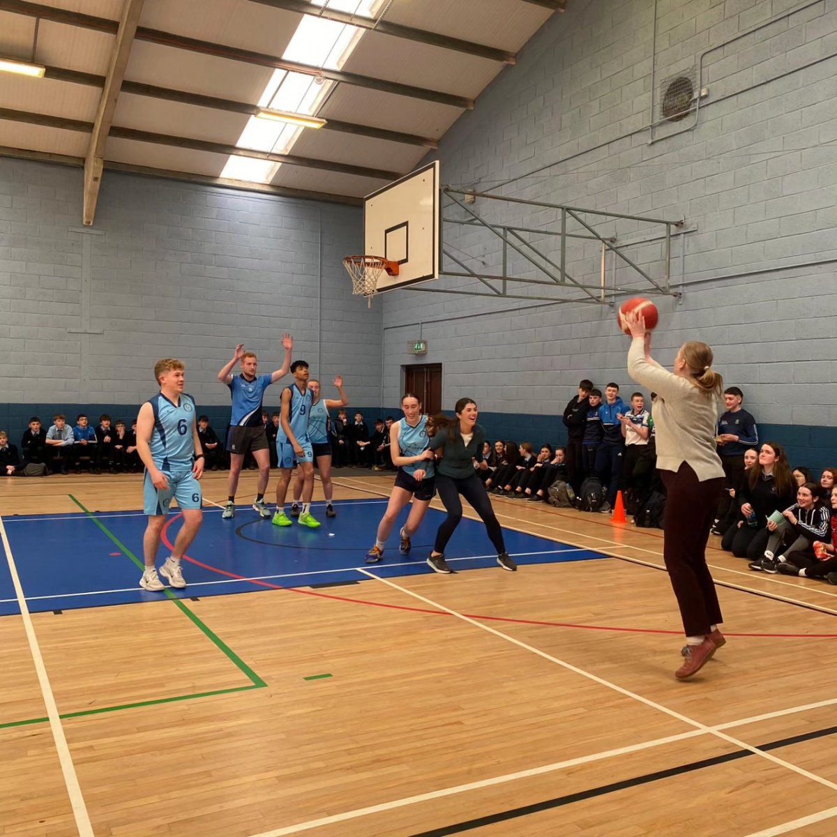 Bringing our Active Week to a close the annual Teachers v Students Basketball match. Teachers showing the students how it's done on the court 🏀 Extra time, extra victory! #ActiveWeek