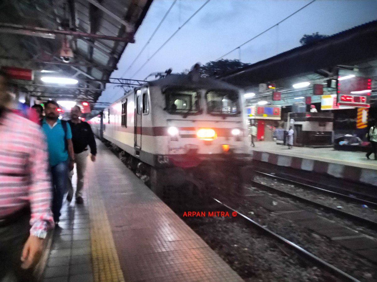 My last capture of Howrah Mumbai Mail via Nagpur with Air Brake Blue ICF rake hauled by Santragachi WAP7 in 2019 just before it got LHB rake
@serailwaykol