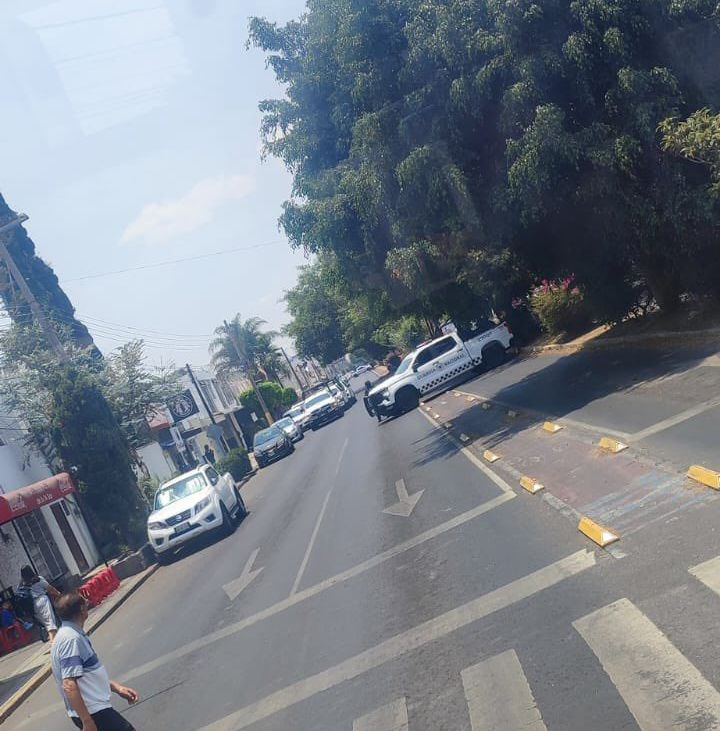 🚨#ÚLTIMAHORA | Esta tarde ocurrió un operativo implementado por agentes de la Guardia Nacional, dentro de un domicilio ubicado en la 14 Sur y Circuito Juan Pablo II en Jardines de San Manuel. Las acciones ya habrían culminado y hasta el momento se desconoce el motivo.
Vía