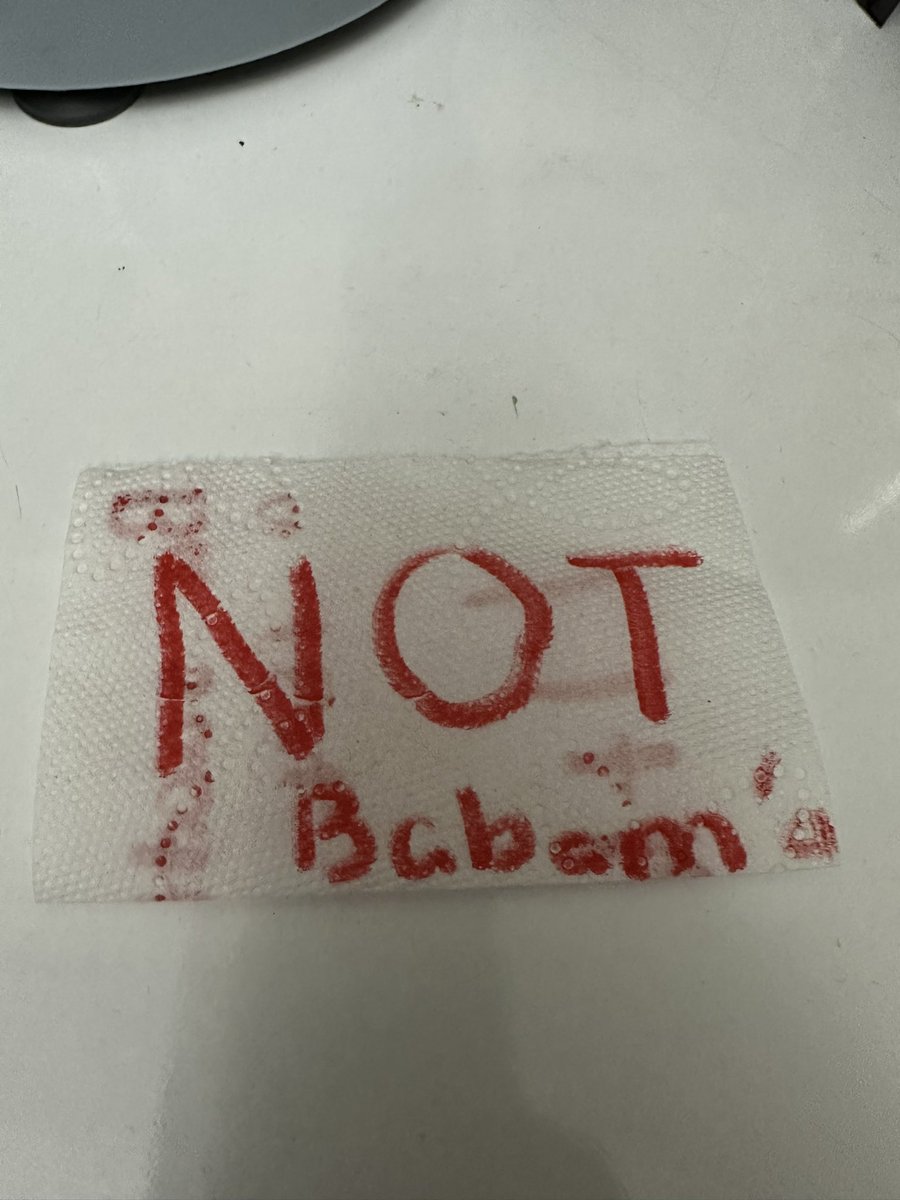 bllarg's tweet image. Saat 23:14 eve geldim 10 yaşında olan oğlum ağlayarak uyumuş ve bana not bırakmış kimin ne hakkı var benim kuzumun üzmeye @Fenerbahce @gencfborg @AliYiIdirimKOC