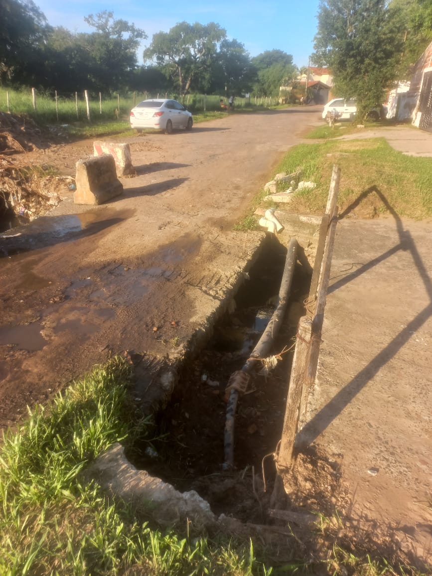 DUrbieta's tweet photo. @ABCDigital @AsuDsu @nenechopy @Carlosmperalta @UltimaHoracom , Nenecho que estás esperemos, que se hunda el barrio? Arturo Pereira Barrio Ytay Asunción, puente roto hace 6 meses, calle destruida por falta de obras del canal https://t.co/NnOwE1qHcY
