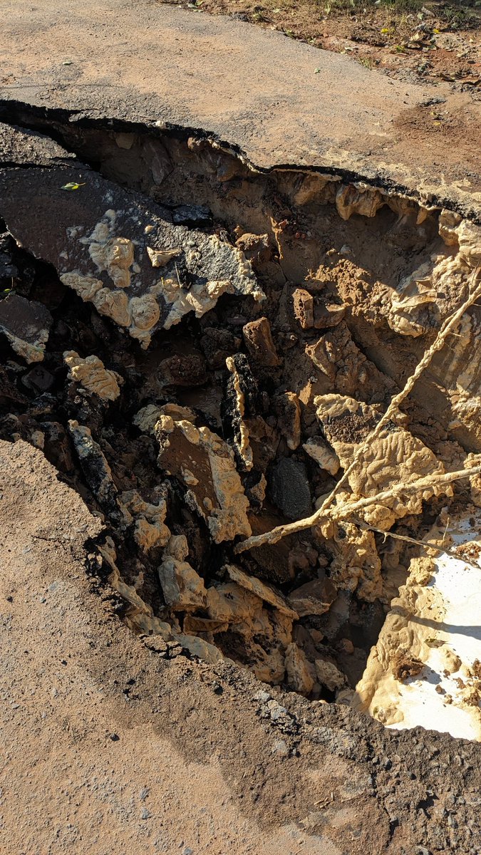 DUrbieta's tweet photo. @ABCDigital @AsuDsu @nenechopy @Carlosmperalta @UltimaHoracom , Nenecho que estás esperemos, que se hunda el barrio? Arturo Pereira Barrio Ytay Asunción, puente roto hace 6 meses, calle destruida por falta de obras del canal https://t.co/NnOwE1qHcY