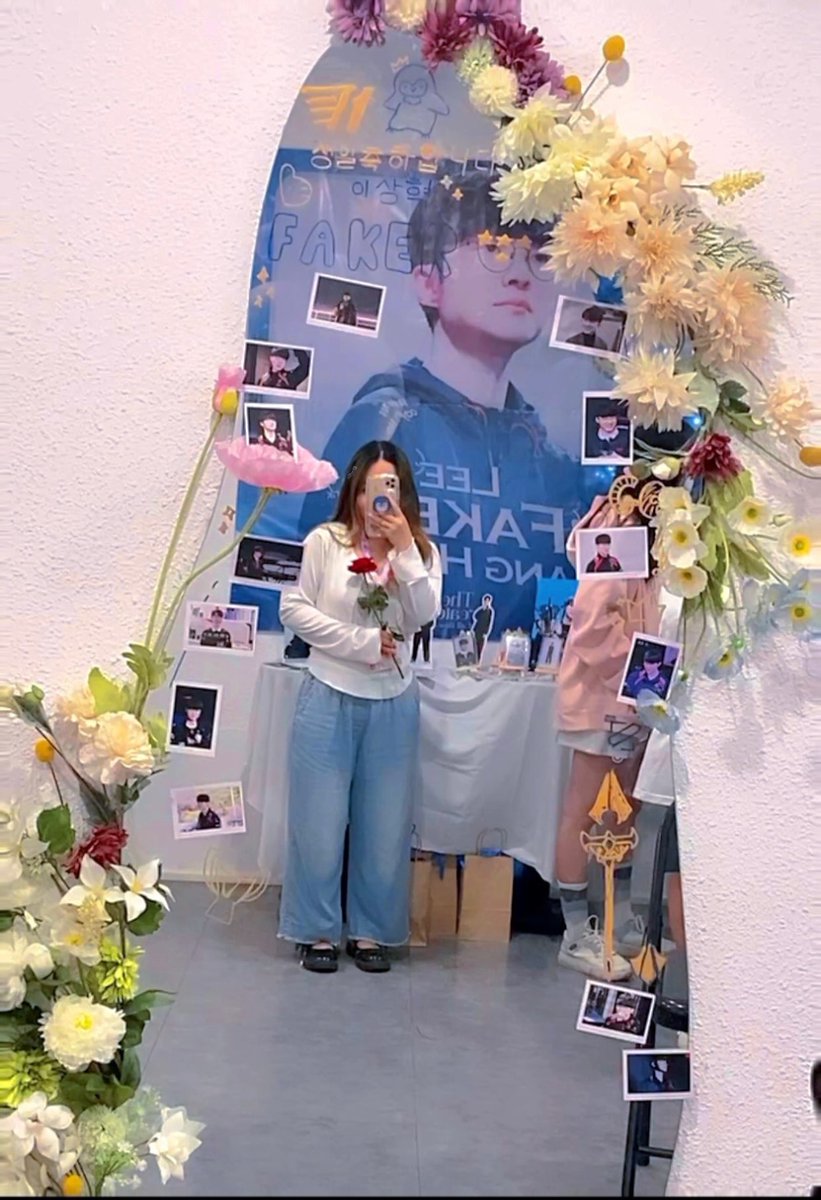 MinaNgoc2406's tweet photo. #Happy_Faker_Day #Faker
🌹•* [ 𝓣𝓱𝓮 𝓰𝓻𝓮𝓪𝓽𝓮𝓼𝓽 𝓸𝓯 𝓪𝓵𝓵 𝓽𝓲𝓶𝓮 ] *• 🌹
상혁아 생일 축하해요~
Faker's birthday event in Vietnam was completed successfully with the team staff and lovely fans. Sincerely thank everyone and wish Faker a very happy and joyful birthday🎂 https://t.co/ActqQJn7Gw