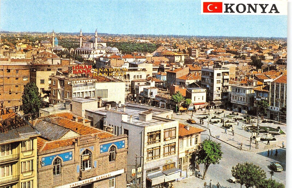 Yaklaşık 50 yıl önce Şerafeddin Camii minresinden güneydoğu yönünde çekilmiş bir Konya manzarası. Geri kısımda Üçler Mezarlığı, Mevlânâ Dergâhı ve Sultan Selim Camii görülmektedir.