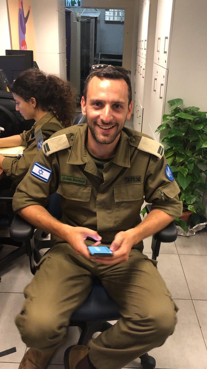 🚨 La porte-parole du gouvernement @priscathevenot qui fait des selfies avec un propagandiste de Tsahal, Julien Bahloul, le soir où Netanyahu décide d'envahir Rafah et de poursuivre le massacre des Palestiniens ! #Gaza #GazaGenocide