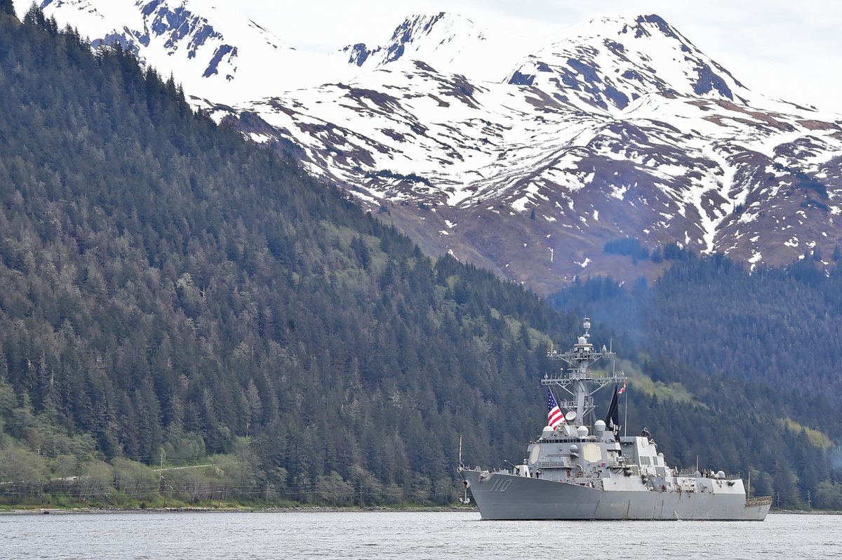 ⚓USS William P. Lawrence arrives in Juneau🏔️ The Arleigh Burke-class guided missile destroyer William P. Lawrence (DDG 110) sails through Gastineau Channel enroute to Juneau, Alaska.