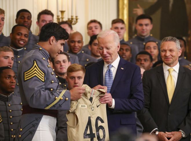 Army Black Knights of West Point Honored at White House for Commander-in-Chief’s Trophy Win #ArmyFootball @GoBlackKnights 📸 Danny Wild bit.ly/3UPHTiM