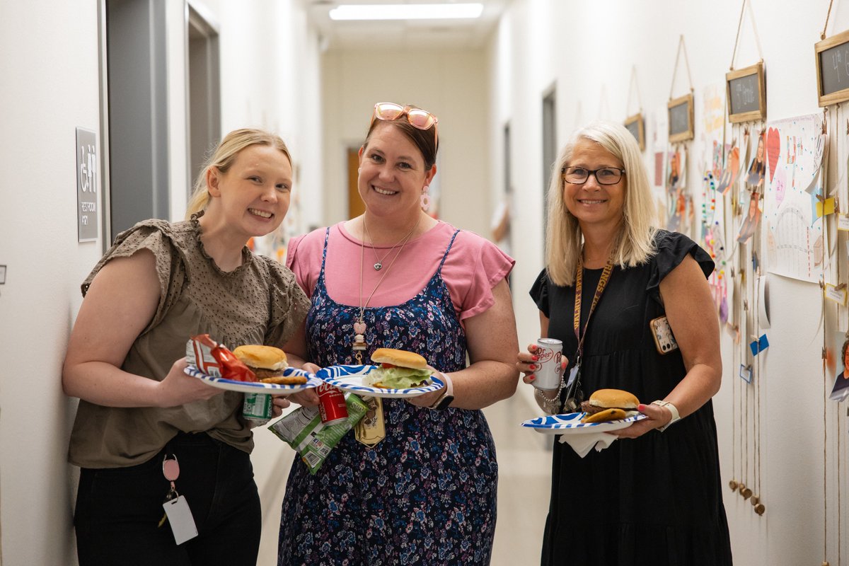 🍔𝐓𝐄𝐀𝐂𝐇𝐄𝐑 𝐀𝐏𝐏𝐑𝐄𝐂𝐈𝐀𝐓𝐈𝐎𝐍 𝐖𝐄𝐄𝐊💆‍♀️ On Monday, Dripping Springs HS teachers were treated to a massage while the Walnut Springs Elementary principals and their husbands cooked hamburgers and hot dogs for staff! #iamDSISD