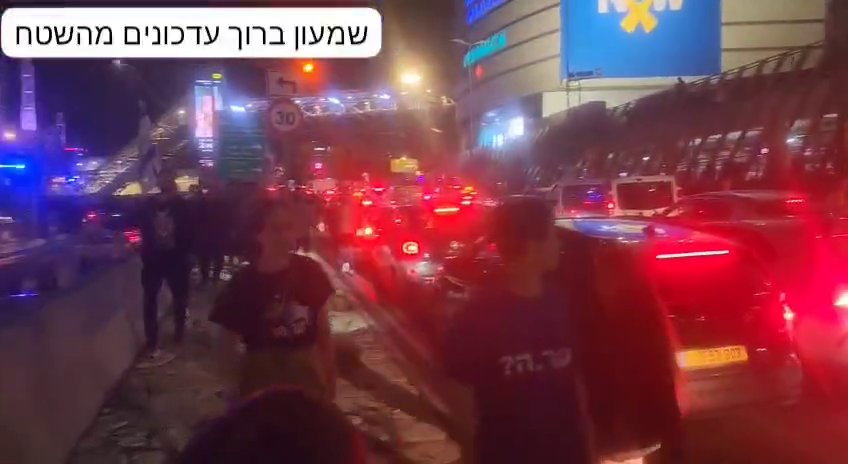 In corso scontri tra manifestanti e polizia israeliana a Tel Aviv. I manifestanti chiedono al Governo #Netanyahu di accettare l'accordo sugli ostaggi e la fine delle ostilità. Bloccata l'autostrada Ayalon. News sotto embargo in Occidente, dove si preferiscono i traffici di armi!