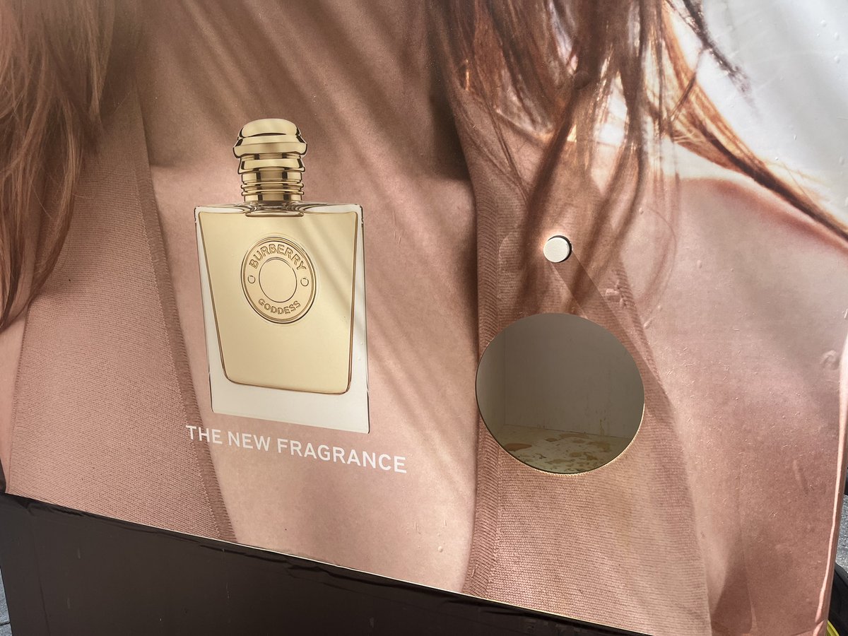 AliencitoB's tweet image. Ahora puedes probar el perfume @Burberry Goddes en los mupis de @clearchannelES 
#test #perfume #mupi #publicidad