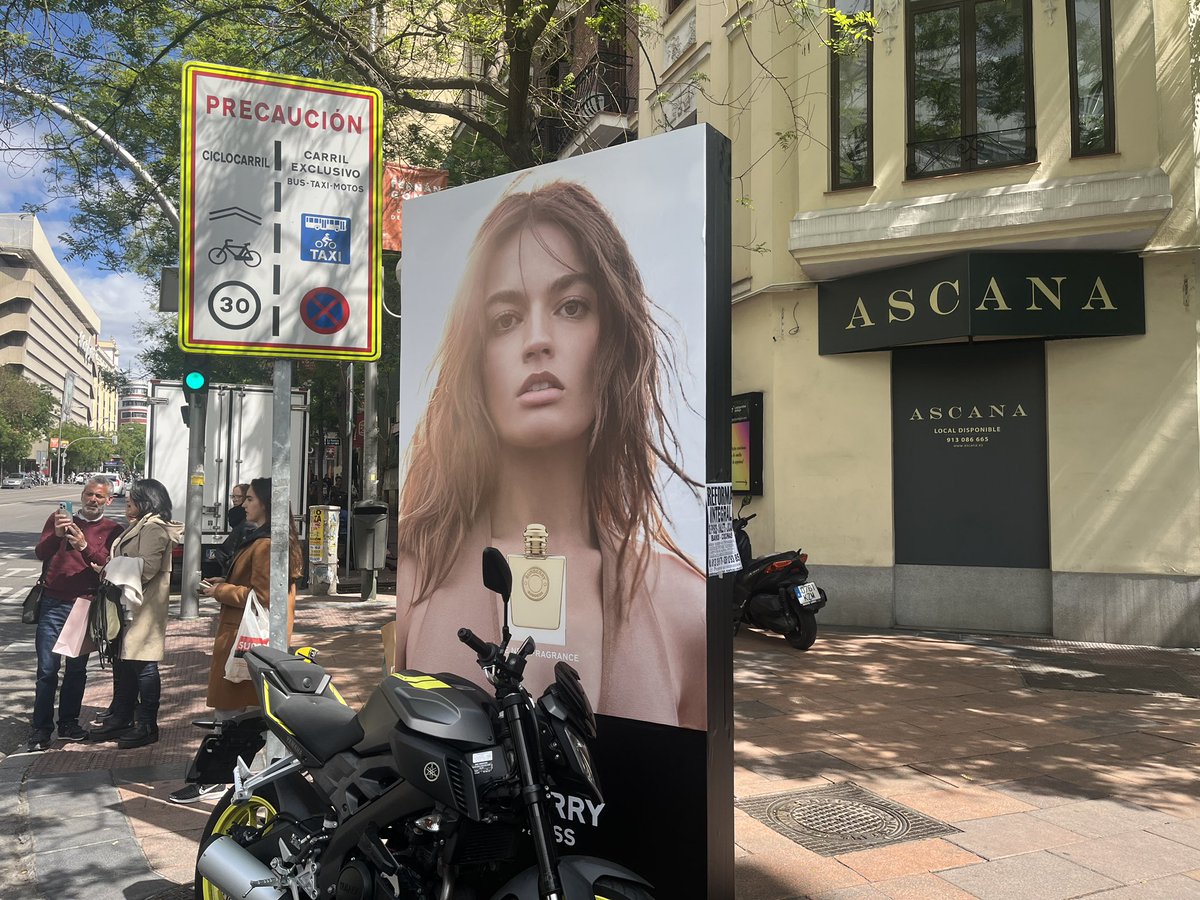 AliencitoB's tweet image. Ahora puedes probar el perfume @Burberry Goddes en los mupis de @clearchannelES 
#test #perfume #mupi #publicidad