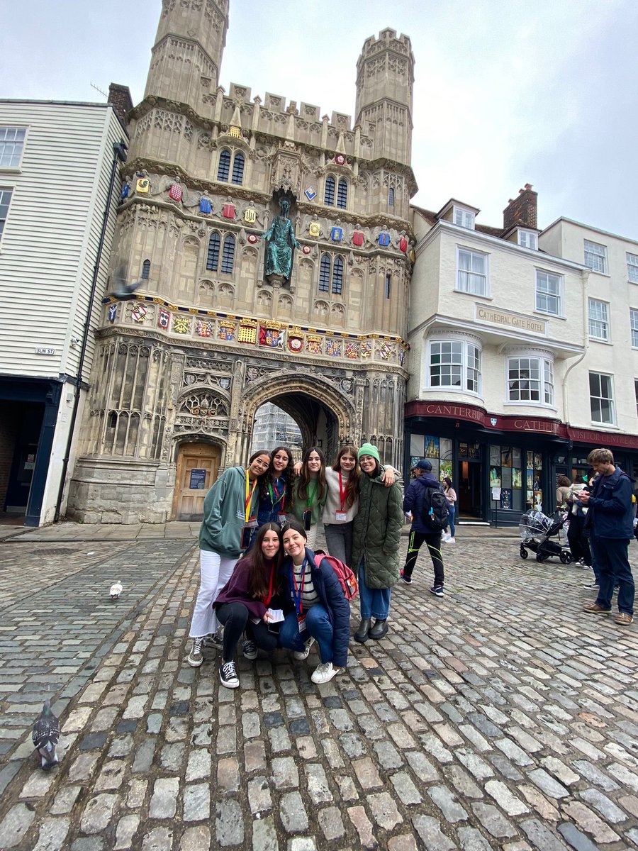 🇬🇧Today we had a double day. In the morning we had classes from 9:00 a.m. to 12:30 p.m. Then we had lunch and at 1:45 p.m. we started the Orientation Tour Canterbury City Centre. At 6:00 a.m. we have gone to money at home and event g Wing our host family. #maristas #masqueaulas