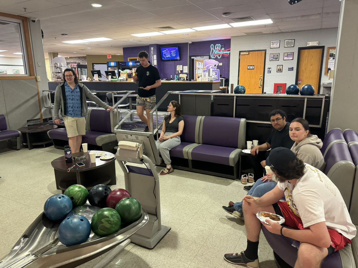 We had a fun end-of-semester celebration! Couldn’t think of a better way to wrap up the first year at @KStateChemistry 😊 We wish our graduating seniors (Nick, Creighton, Tate) all the best in their next chapter 🎉