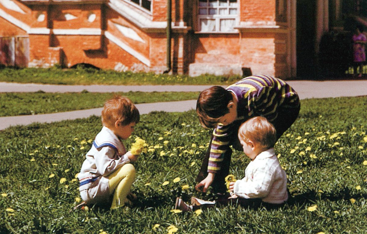 Children picking dandelions at the walls of the Novodevichy Monastery. Photo by Yu. Korolyov (Moscow, 1970s).