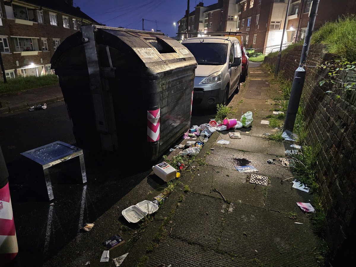 sam_down's tweet image. @BrightonHoveCC You would think that with a £300+ bank holiday payment added to their normal hourly wage, #CityClean could pick up what they spill out of the bin! Rather than watching from the lorry and driving away.....