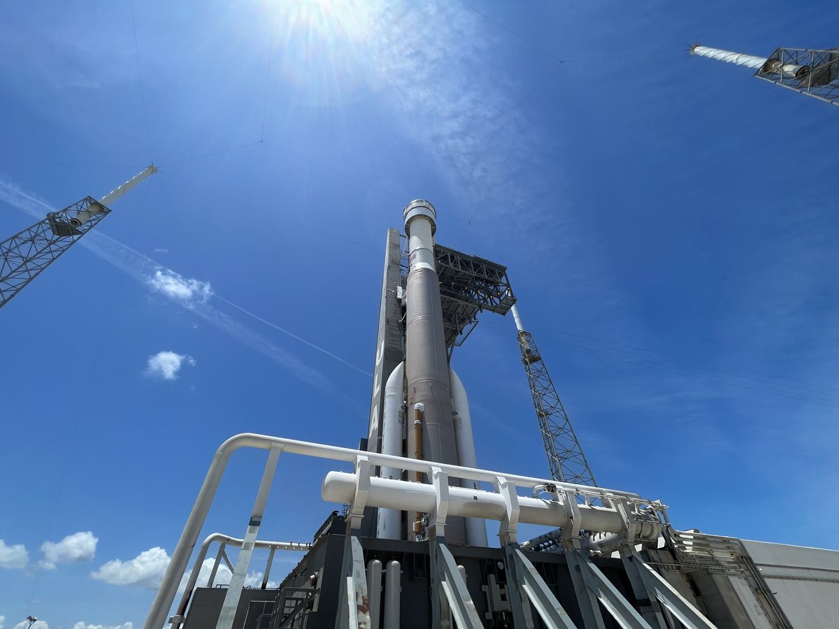 The countdown is proceeding and we are GO to fuel the #AtlasV rocket with 66,000 gallons of liquid oxygen and liquid hydrogen. ULA Launch Director Tom Heter III authorized cryogenic tanking operations as the countdown moves forward. Fueling updates: bit.ly/av_cft