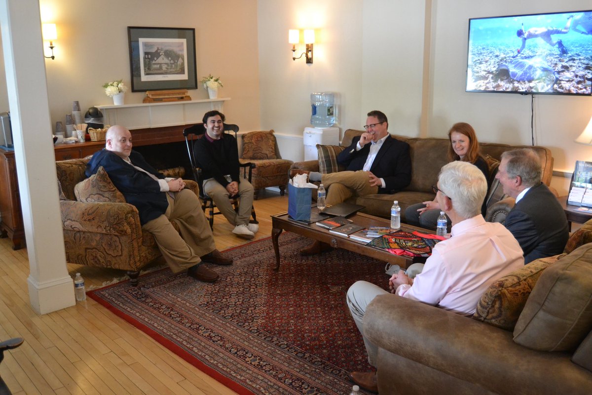 Today, Muhammad Idrees, Undergraduate exchange student from #Pakistan, invited #NewHampshire Secretary of State, #DavidScanlan, to visit campus. He presented Secretary Scanlon with a traditional handmade gift. This was a memorable day for everyone! 👏🏽🇺🇸🇵🇰 #International #College