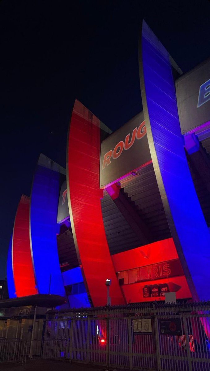 Le Parc des Princes aux couleurs du club ce soir ❤️💙