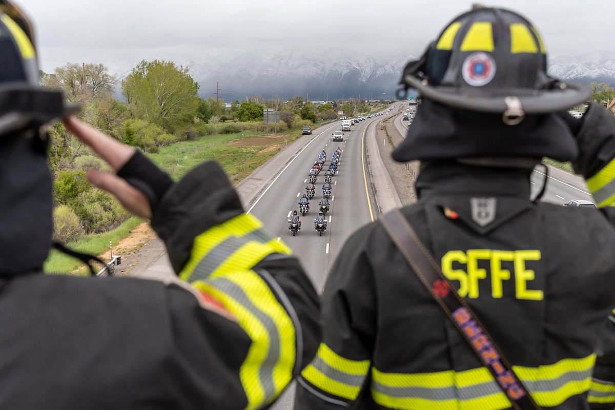 SpanishForkPDFE's tweet photo. We joined many, many others in paying respects as Sergeant Hooser was brought back home to Santaquin.
Our thoughts and prayers are with the Hooser family and Santaquin community. https://t.co/ZL3NqwN6Kw