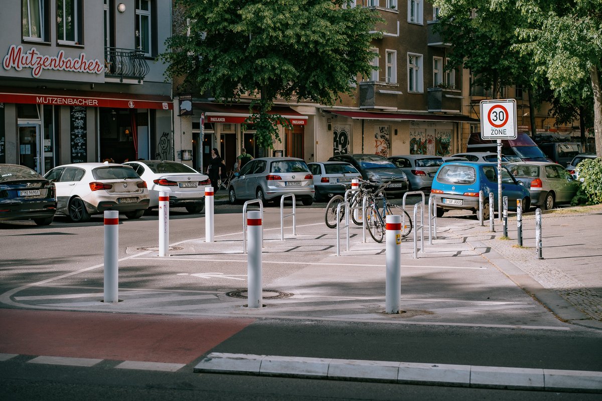 Der Umbau der Stadt weg vom Auto beginnt an den Straßenecken. Werden diese effektiv vom Blech befreit, entsteht Platz für Fahrräder und Fußgänger*innen können viel sicherer die Straße überqueren wie hier ganz frisch in Berlin-Friedrichshain.