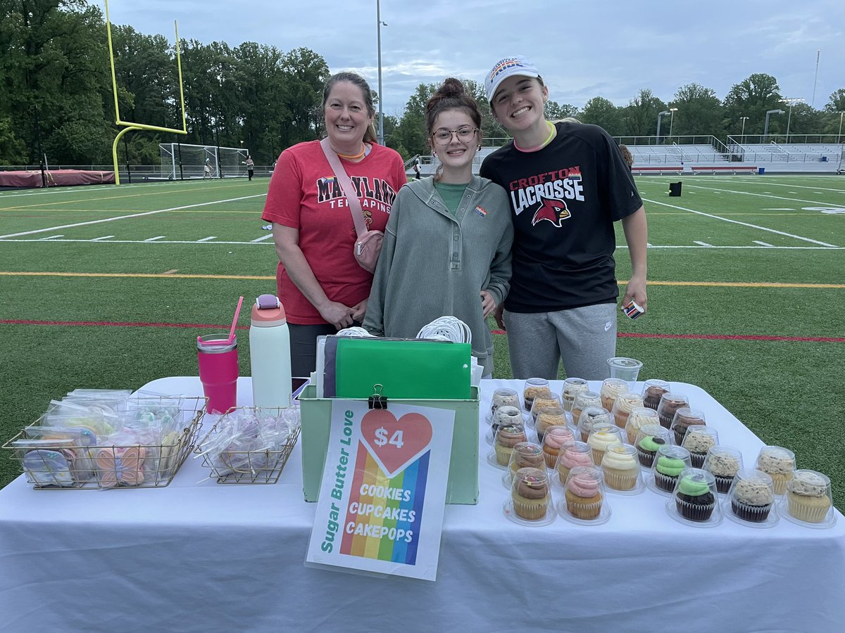 We had a great turnout for our 1st Glow Run @CroftonHigh. Our GSA and ALC clubs collaborated to show a partnership with sports to support the mental health of LGBTQ youth. Kona Ice, Sugar Butter Love and the ASL club came out in support. #AACPSawesome  1/2