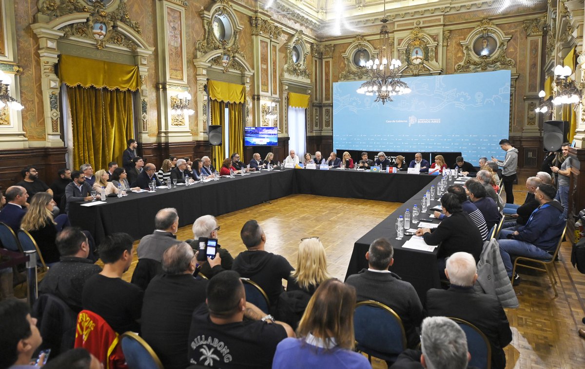 Kicillofok's tweet photo. Nos reunimos con ministros de Trabajo de diferentes provincias y representantes de las centrales obreras en el primer Encuentro Federal por el Trabajo para coordinar acciones ante los proyectos de reforma laboral que impulsa el Gobierno Nacional.

Tenemos una tarea muy clara por delante que es dejar sin efecto el DNU 70 y oponernos a la Ley de Bases que solo buscan quitar y privar de derechos al sector trabajador, dilapidar y rematar las capacidades industriales y científicas y dar potestades más allá de las que tiene el Ejecutivo. Esto significa representar verdaderamente a las y los trabajadores de la provincia y del país. 

Con los instrumentos que tengamos y junto al movimiento obrero organizado vamos a seguir trabajando para sostener los salarios y defender las fuentes de trabajo de todos y todas.