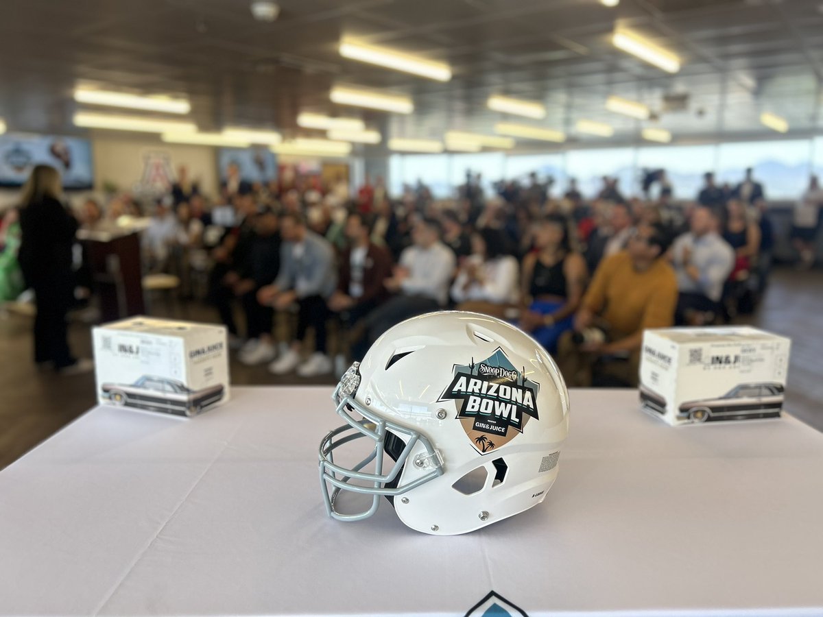 Let’s make it official. Amazing turnout for our press conference introducing the Snoop Dogg Arizona Bowl presented by Gin & Juice By Dre and Snoop! Thank you @SnoopDogg and @ByDreAndSnoop.