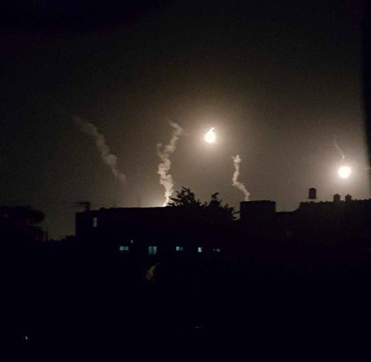 🇵🇸 GAZA : Israël mène ce soir d'intenses bombardements sur la ville de #Rafah, après le lancement d'une opération visant à faire évacuer des dizaines de milliers de familles palestiniennes de l'est de la ville. L'ONU déplore l'ordre d'évacuation 'inhumain'.