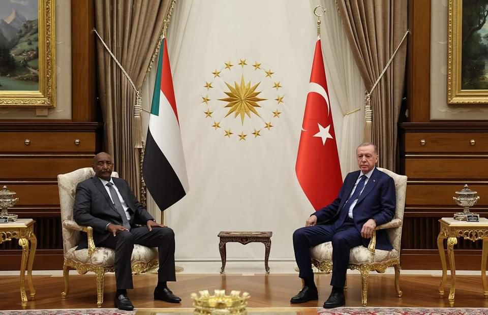 Cumhurbaşkanı @RTErdogan, #Sudan Egemenlik Konseyi(Sudan'in en üst otorite) Başkanı Korgeneral Abdülfettah el-Burhan ile görüştü.#Türkiye egemenlik Konseyi tanıyor,temaslarını da ona göre kuruyor. Türkiye Sudan'da sahip olduğu saygınlığı üzerine bir barış girişiminde bulunabilir.