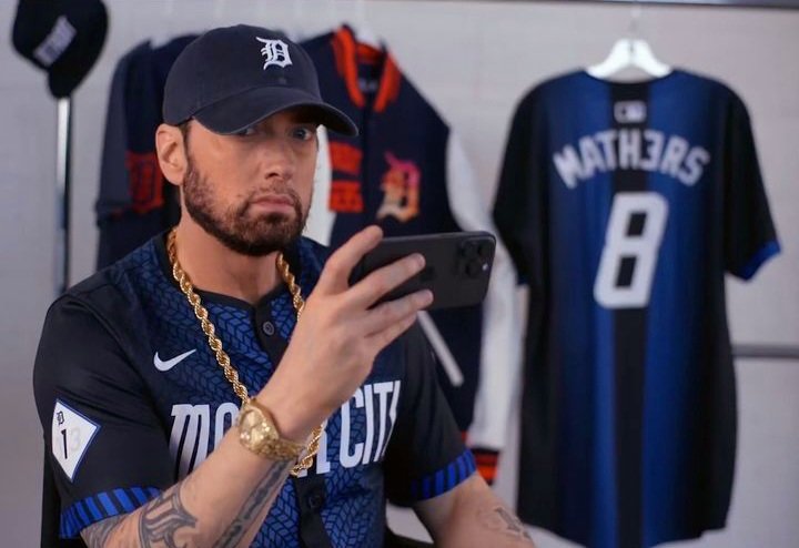 Even a new photo of @Eminem promoting #Detroit & @DetroitTigersPR couldn't cool off the beef between @kendricklamar & @Drake. All imma saying is, thank goodness there has been a #MusicToBeMurderedBy with #TheDeathOfSlimShady... looking good there @Eminem 🔥🦁💙🌺 xxx