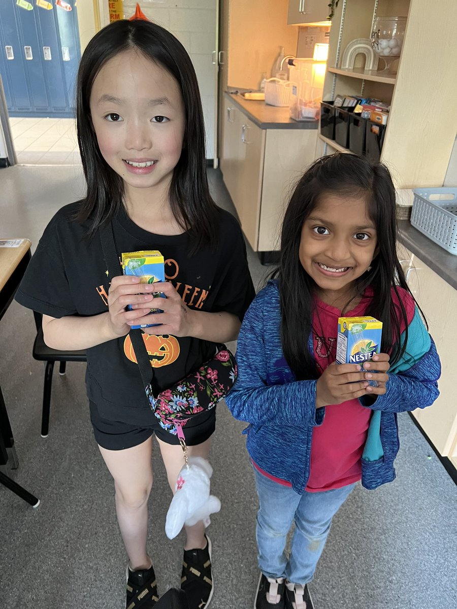 We love some POSITIVITEA🍋🥤 Thank you to @raymond_cyc and @genni_butt for the special delivery. This made everyone smile, what a great Monday! Great start to a great week. ✨ @StCofA_HCDSB