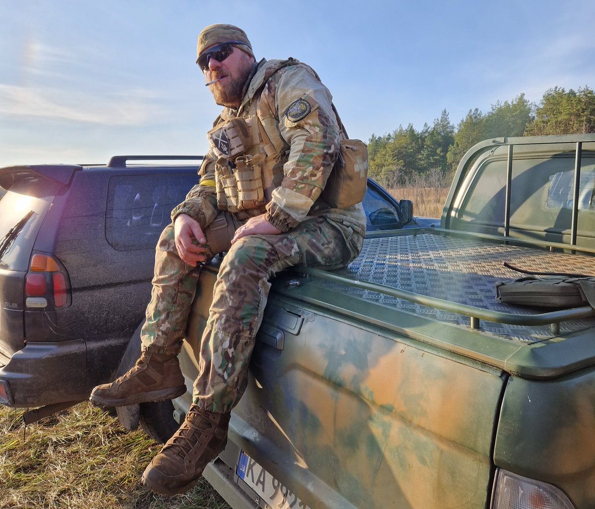 Майбутнє житиме своє щасливе життя на костях піхоти. Діти і дорослі, всі. А моя піхота це Михась, який пішов захищати наречену і майбутню дитину. За рік наречена попросила не приїздити додому у відпустку, бо їй треба розібратися в собі. Вона розібралась і тепер у Михася немає…