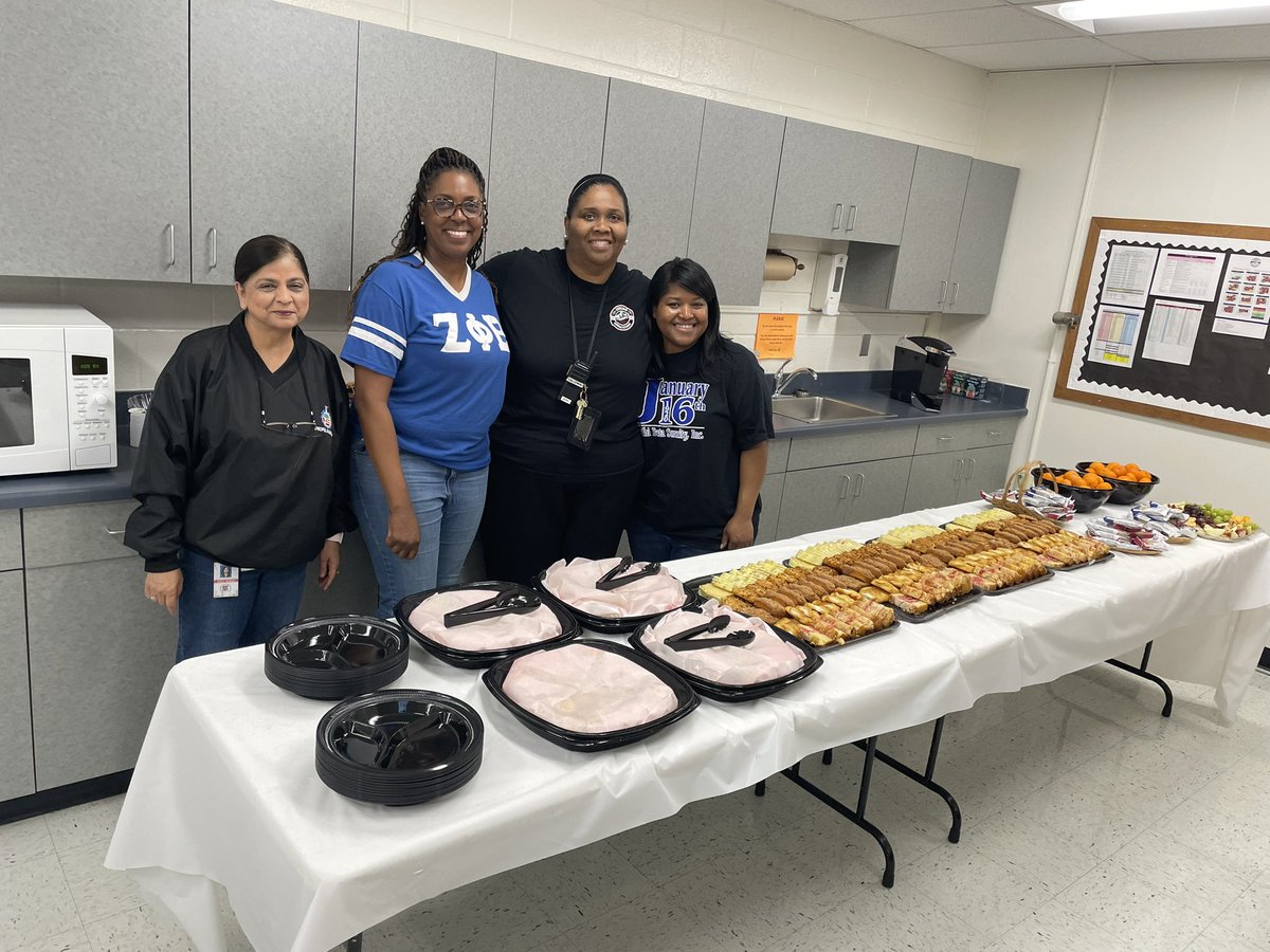 A big shout-out to Zeta Phi Beta for serving up a tasty start to Teacher Appreciation Week at STM! 🍳🥞 Your breakfast spread truly fueled our gratitude! 📘💙 #TeacherAppreciation #ZPhiB #STMPride
