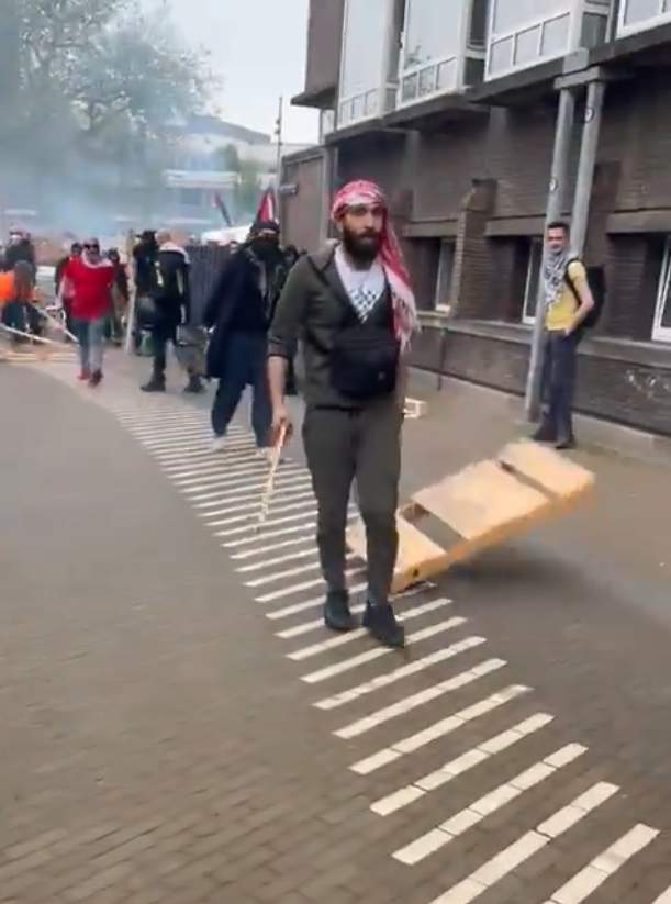 @AT5 Deze meneer slaat mensen met een stok en verbrandt de Israëlische vlag. Misschien even beroemd maken. De persoon die geslagen is is naar t ziekenhuis voor wat hechtingen.