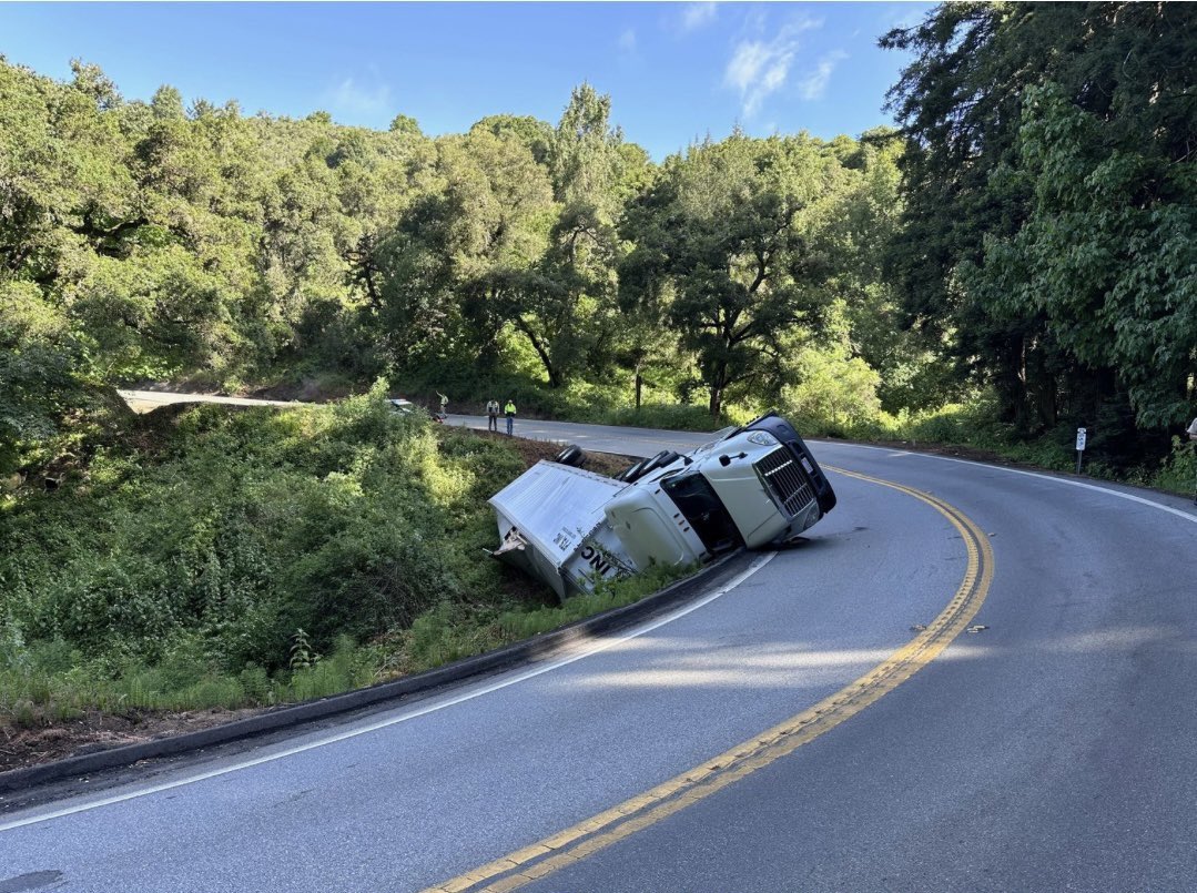 ⚠️ Overturned big-rig on WB SR-152 at Watsonville Road near Gilroy, Santa Clara County. The WB lane is shut down. Expect delays as it's estimated to take until midnight to clear. Stay safe and find alternate routes. 🚧 #TrafficAlert @SCCgov