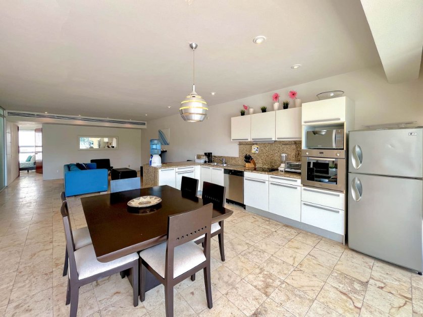 Only 20 meters to the beach!  This beautiful condo is for sale in Playa del Carmen, MX.  On-site gym and 2 swimming pools!  rivieramayarealestategroup.com/properties/pla…