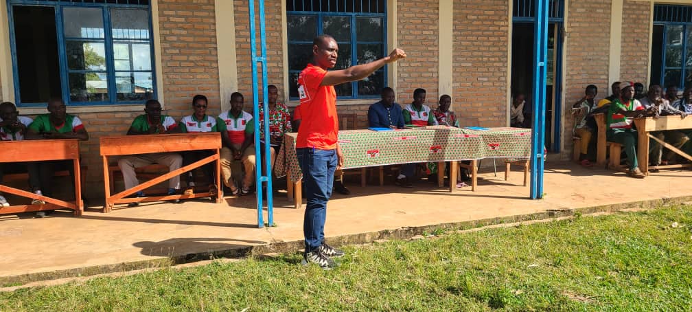 CnddfddBurung's tweet photo. #Burundi Kuyu wambere igenekerezo rya 6 Rusama 2024 Inyuma y'umutaga,ubuserukizi bw'umugambwe @CnddFdd muri komine Musongati bwagendeye abagumyabanga bo muri zone Mpinga buserukiwe n'umunyamabanga ajejwe iterambere,muntumbero yokwumviriza ivyotuma amatora yimirije atagenda neza https://t.co/UYQW6X4kzp
