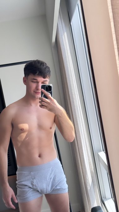 Hey, I’m a simple bro. I like couple of beers and Game of thrones. https://t.co/K15zRXO7Nq